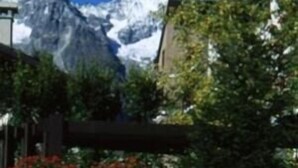 Mesa lista para comer con el paisaje de montañas al fondo.
