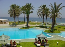 Una piscina al aire libre de temporada, sombrillas