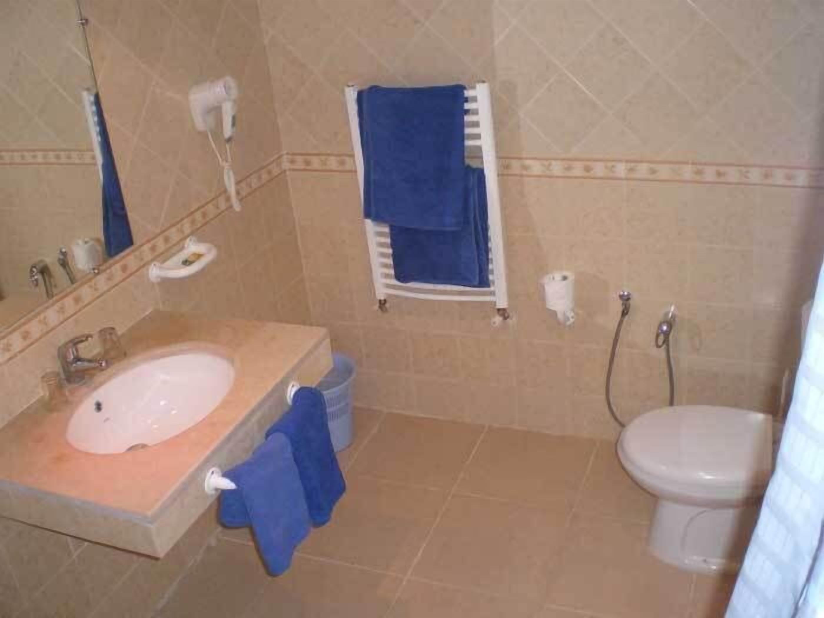 standard twin room | bathroom | combined shower/bathtub, towels