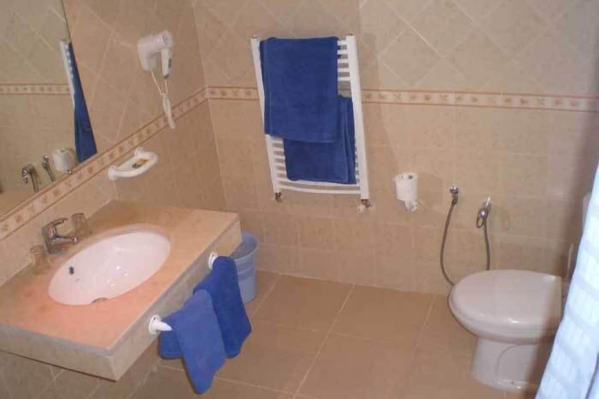 standard twin room | bathroom | combined shower/bathtub, towels