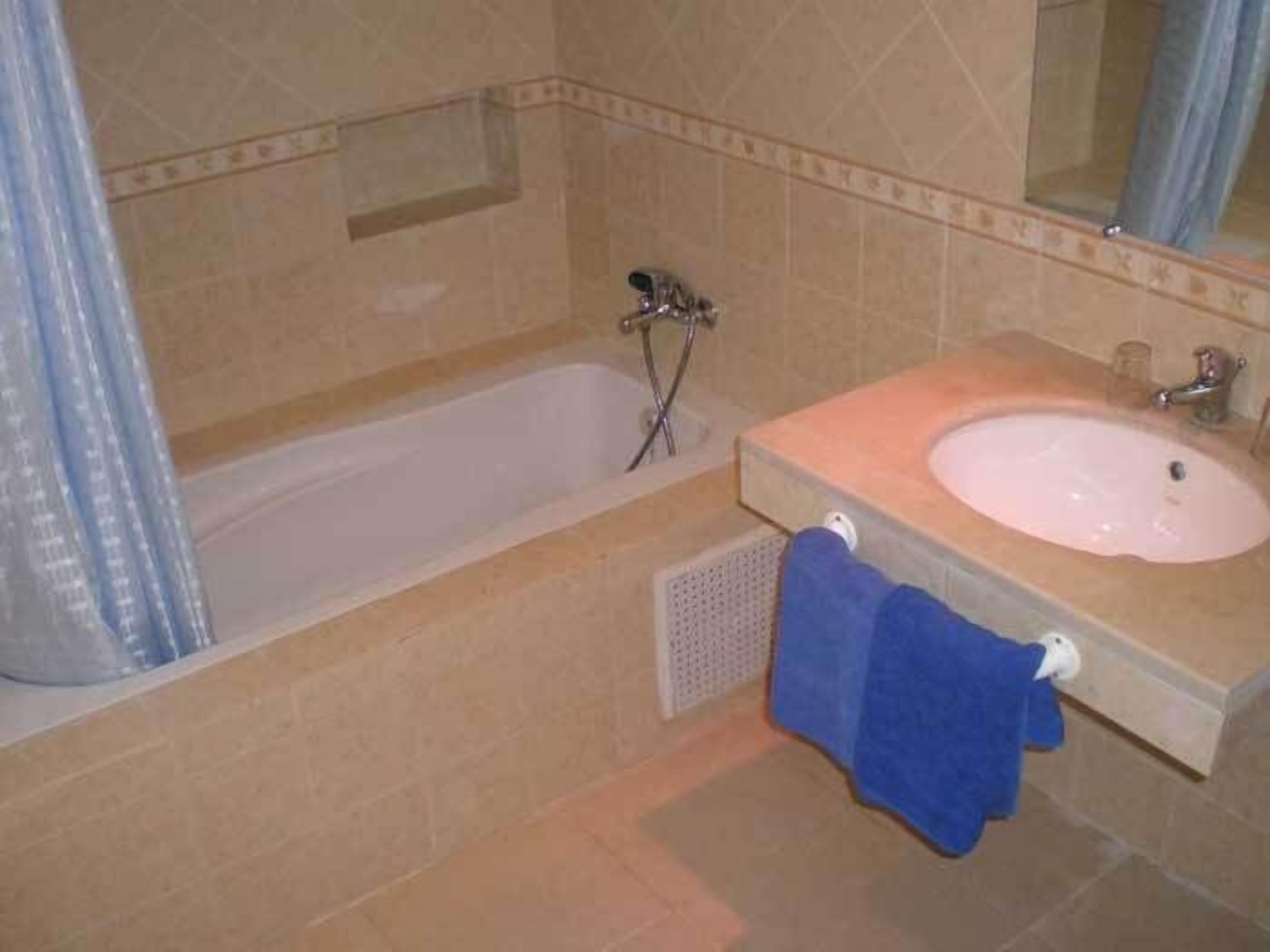 standard twin room | bathroom | combined shower/bathtub, towels