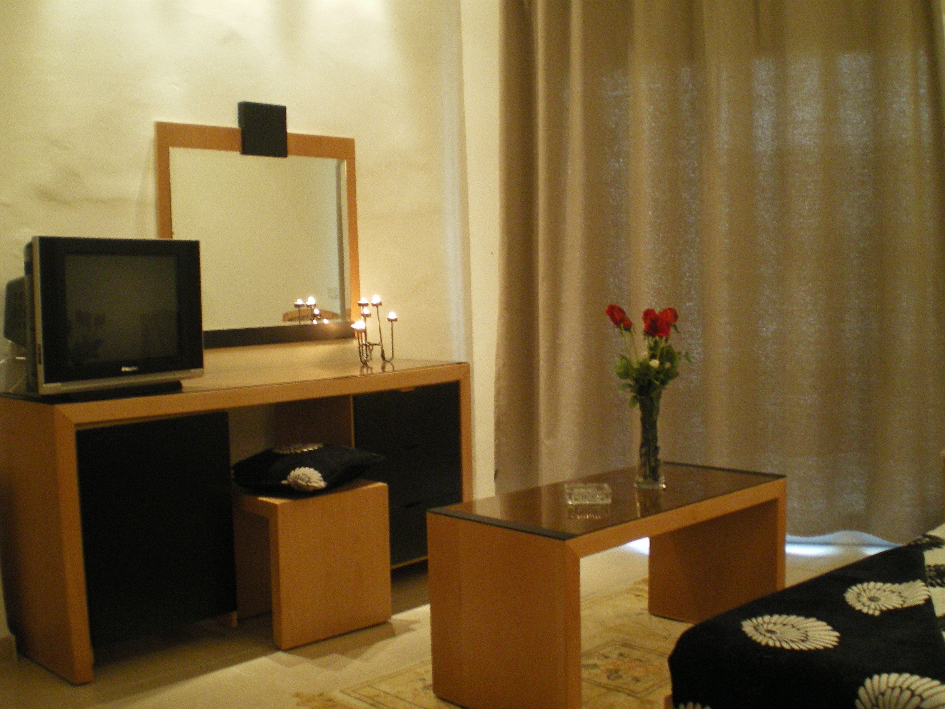 standard twin room | living area | flat-screen tv