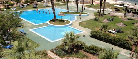 Kauden mukainen ulkouima-allas avoinna 9.00–18.00, aurinkovarjoja