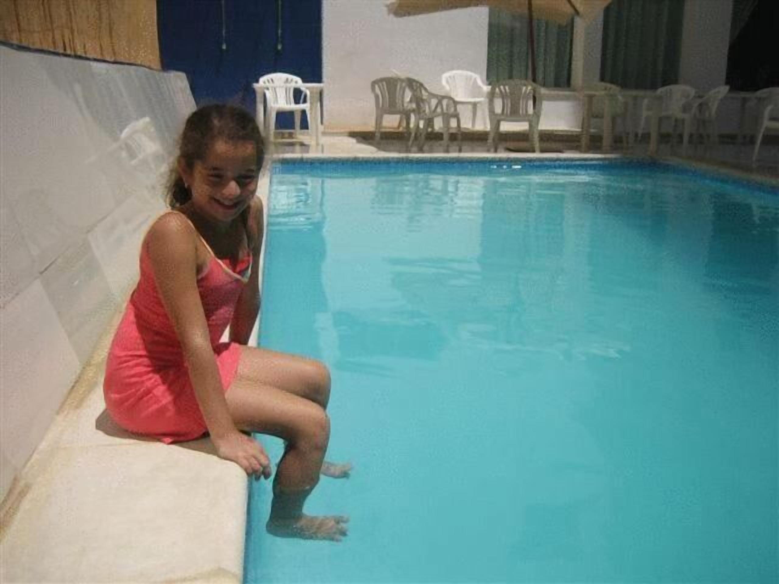 季節限定屋外プール、プール パラソル、サンラウンジャー