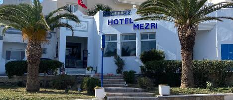 Vista frontal de la propiedad