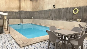 Piscina externa sazonal, guarda-sóis, espreguiçadeiras