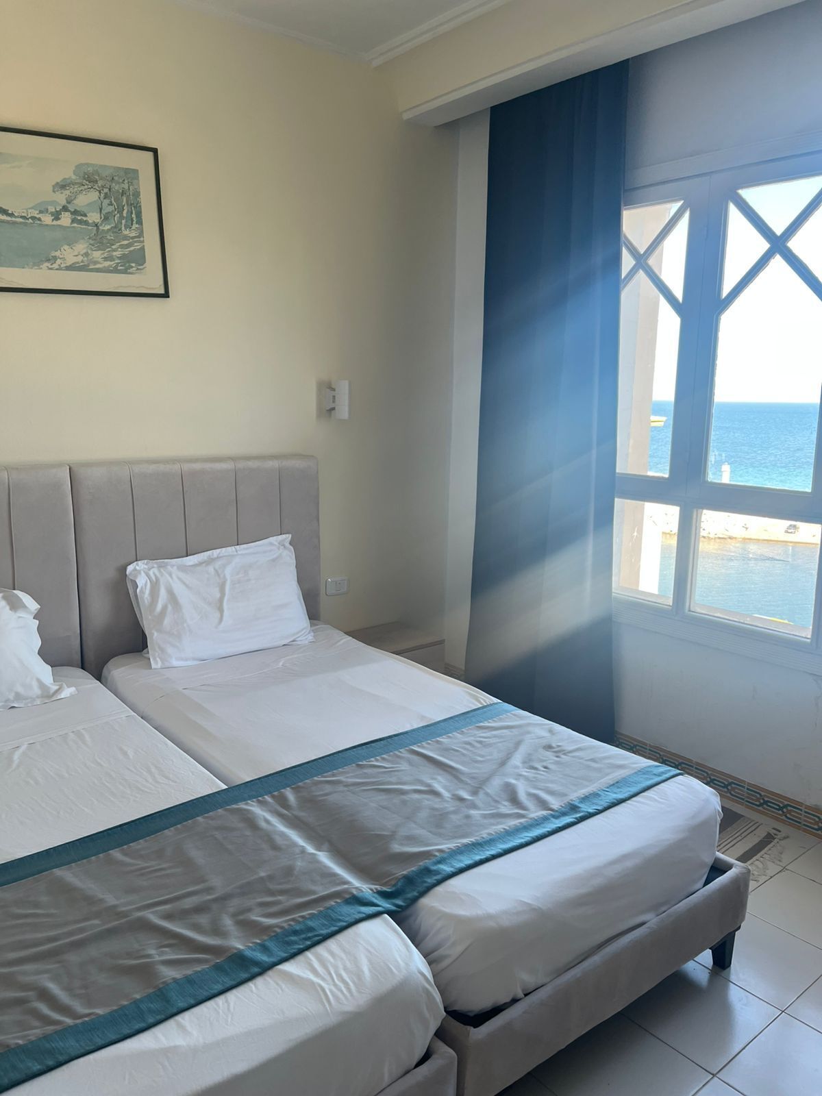 Dobbeltrom | Safe på rommet, blendingsgardiner og barnesenger (inkludert)