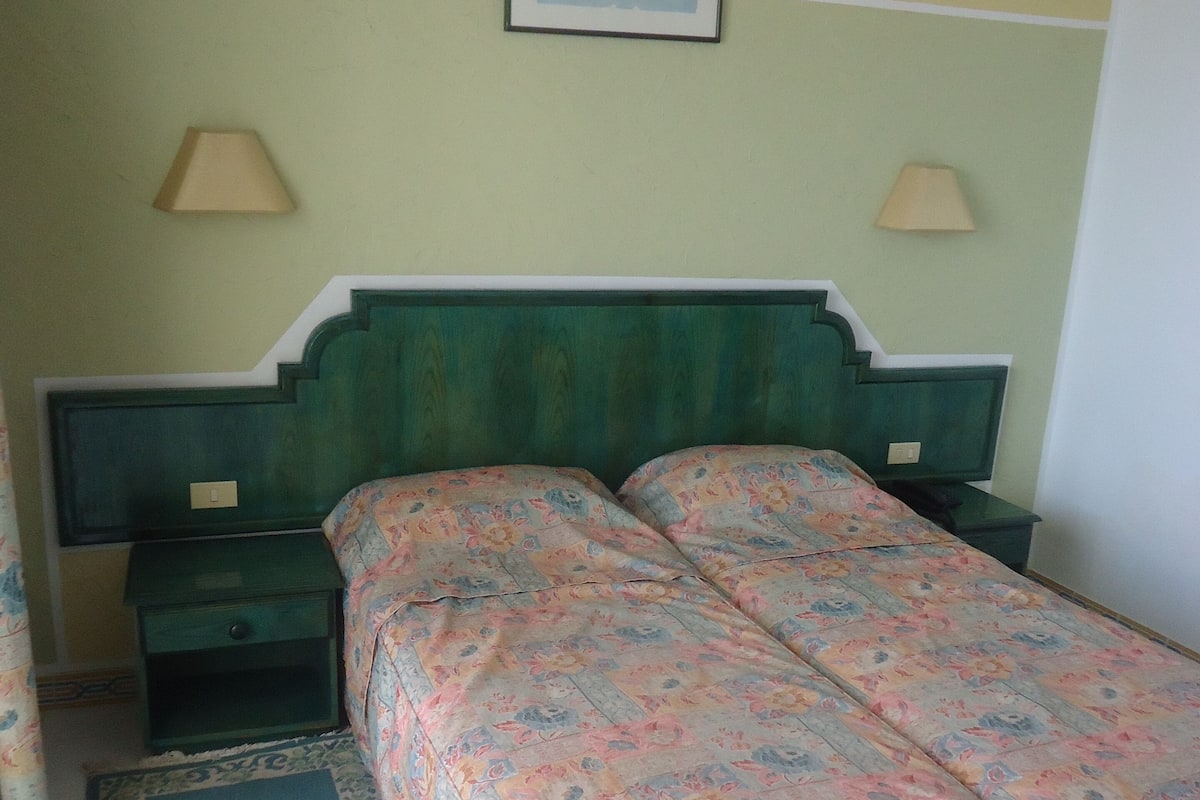 Een kluis op de kamer, verduisterende gordijnen, gratis babybedden