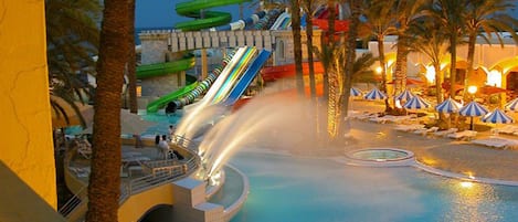 Piscine extérieure en saison