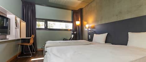 Standard Room, 1 Double Bed, Non Smoking | Desk, soundproofing, cribs/infant beds, bed sheets