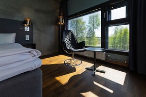 Skrivebord, lydisolert, barnesenger og sengetøy