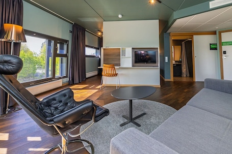 Family Room, Non Smoking | Desk, soundproofing, cribs/infant beds, bed sheets. Comfort Hotel RunWay