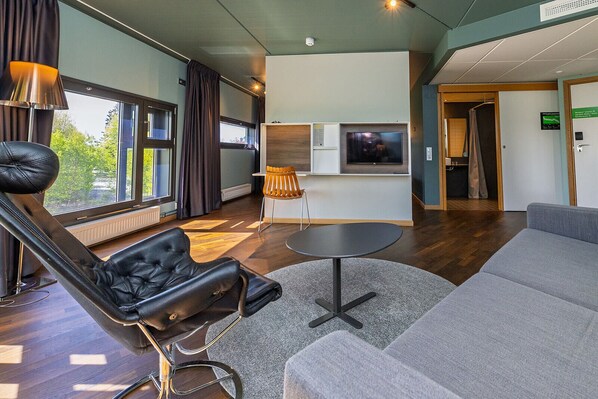 Family Room, Non Smoking | Desk, soundproofing, cribs/infant beds, bed sheets