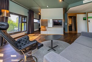 Family Room, Non Smoking | Desk, soundproofing, cribs/infant beds, bed sheets