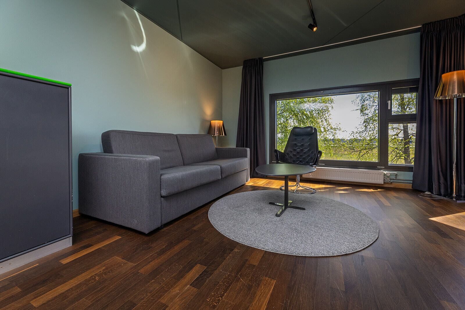 family room, non smoking | desk, soundproofing, cots/infant beds, bed sheets