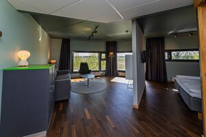 Family Room, Non Smoking | Desk, soundproofing, cribs/infant beds, bed sheets