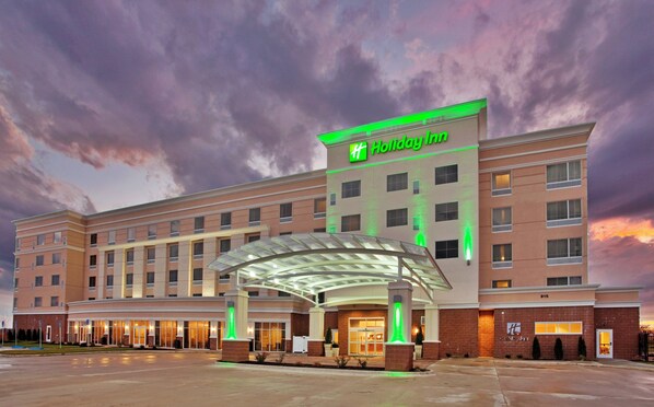 A Holiday Inn hotel with a covered entrance and multiple floors.