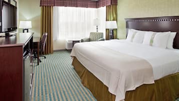 Ylelliset vuodevaatteet, pillowtop-patjalliset sängyt, työpöytä