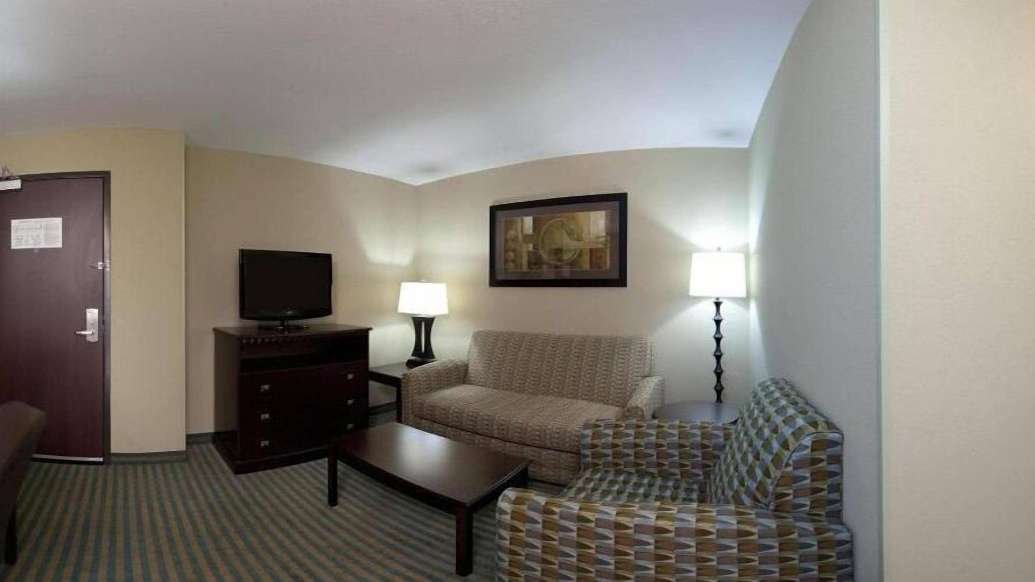 suite, 1 bedroom | living area | 55-inch led tv with cable channels