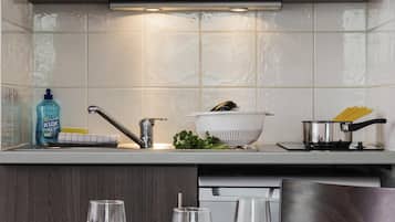 Muebles diferentes, escritorio, insonorización y wifi gratis