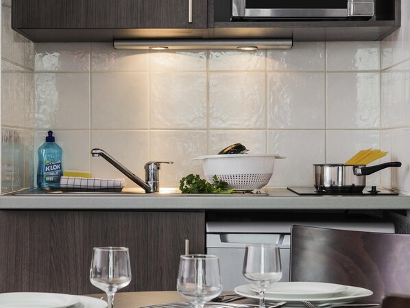 Ameublement personnalisé, bureau, chambres insonorisées, Wi-Fi gratuit