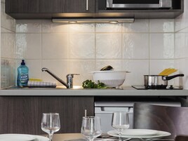 Muebles diferentes, escritorio, sistema de insonorización y wifi gratis 