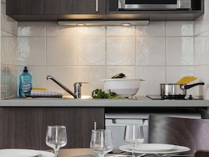 Ameublement personnalisé, bureau, chambres insonorisées, Wi-Fi gratuit