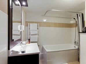 Muebles diferentes, escritorio, insonorización y wifi gratis 