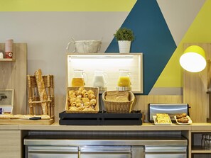 Se ofrece un desayuno bufé todos los días (15 EUR por persona)