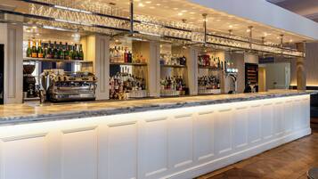 Bar (trong khuôn viên)
