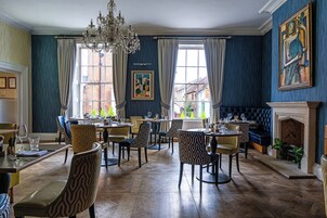 Se sirven almuerzos y cenas, cocina local