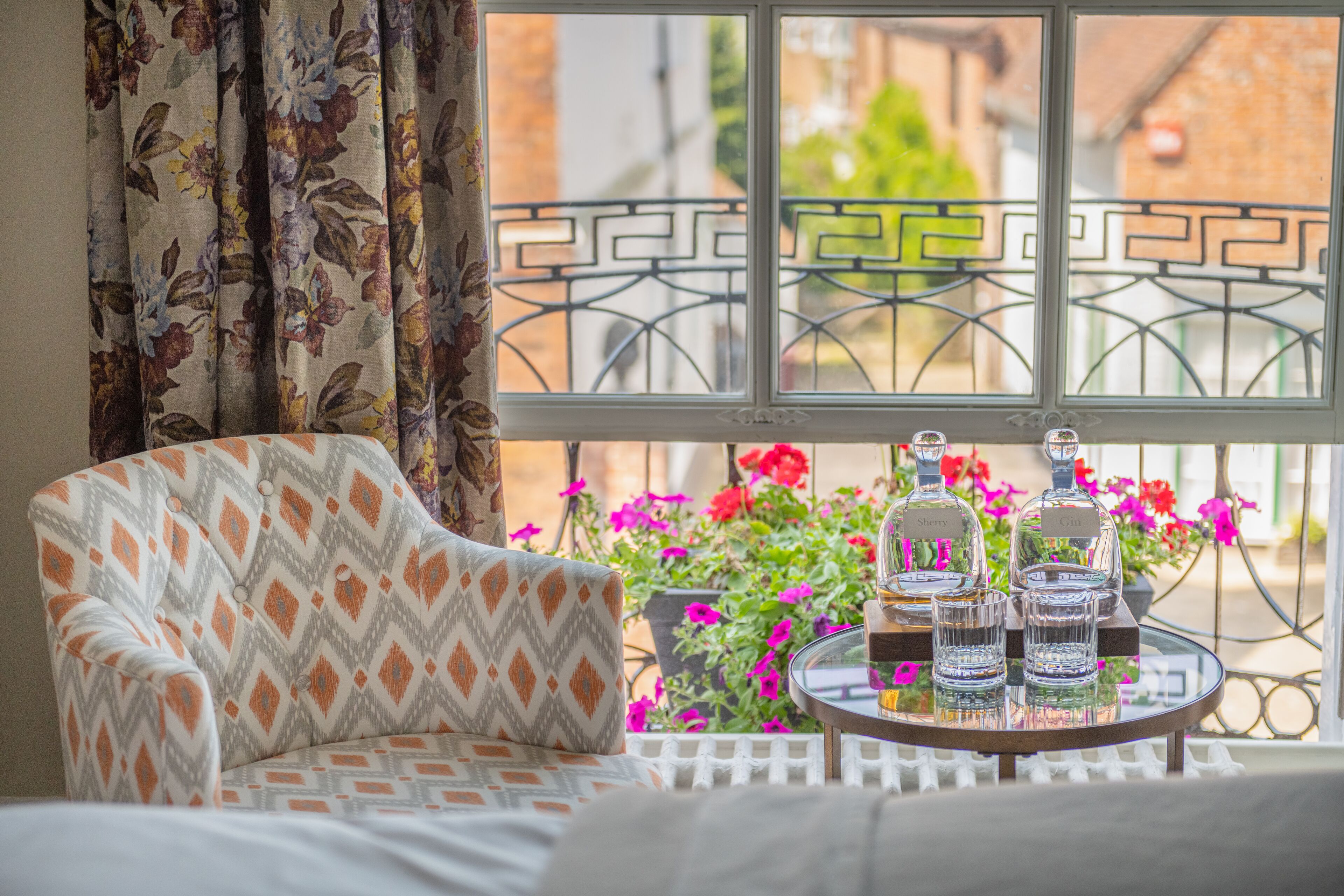 superior double room | living area | tv