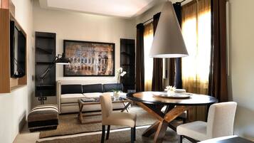 Una sala de estar moderna con un sofá, una mesa de comedor y un cuadro grande en la pared.