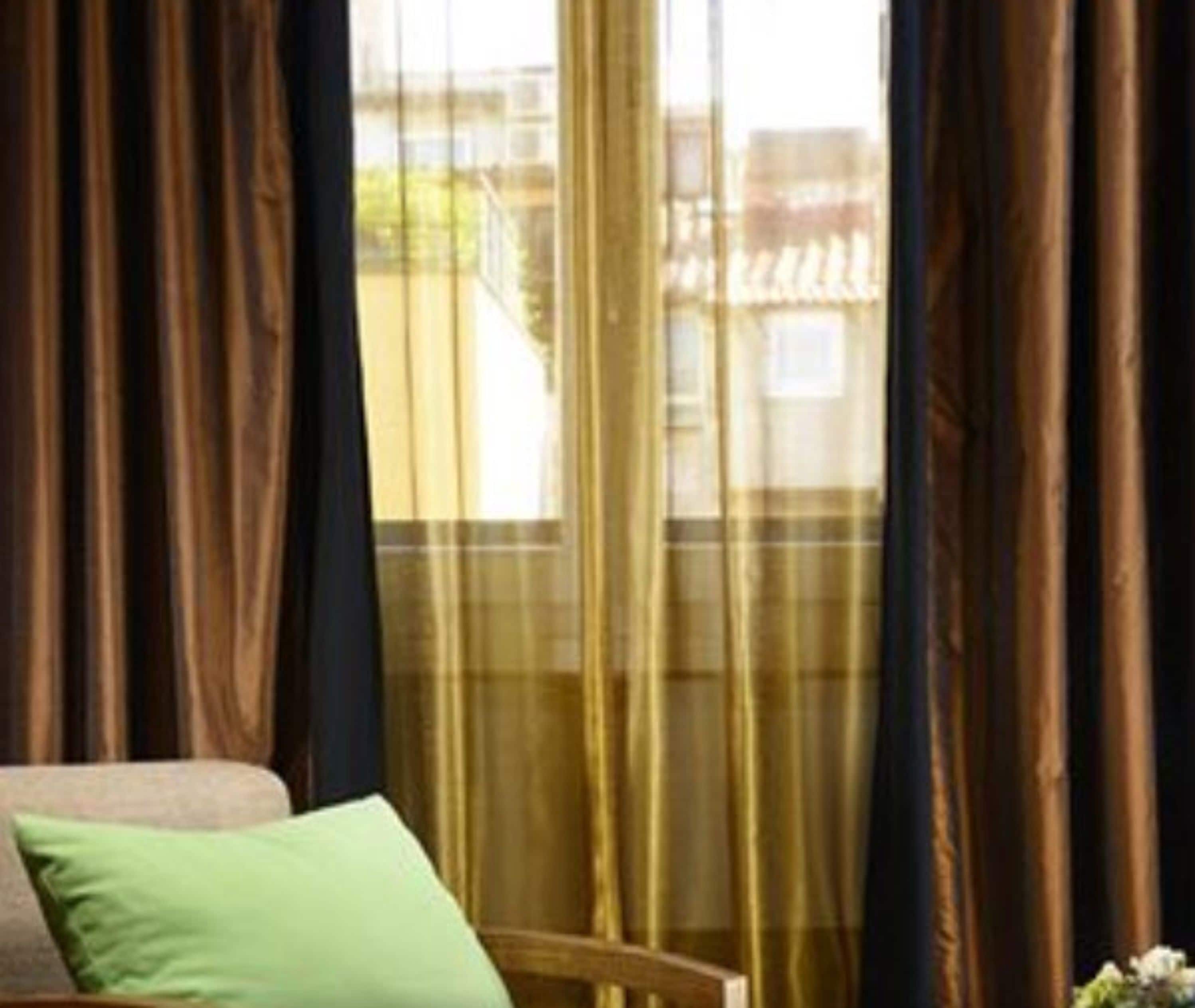 flat-screen tv, ipod dock, pay films