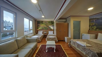 Suite, vista al mar | 1 habitación, minibar, caja de seguridad en la habitación y wifi gratis