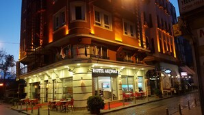 Un hôtel doté d’un restaurant situé au rez-de-chaussée et d’une terrasse.