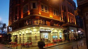 Front of property – evening/night - Hotel Akcinar (Istanbul)