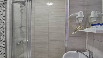 Dusche, kostenlose Toilettenartikel, Haartrockner, Hausschuhe
