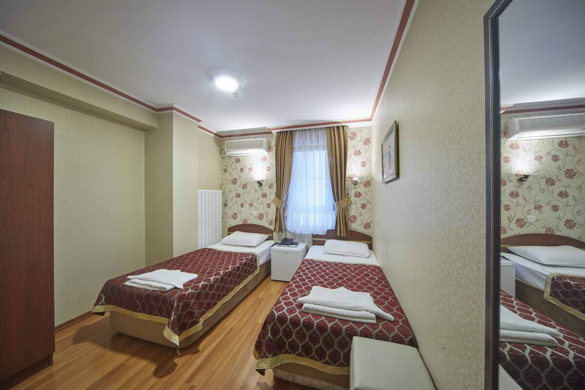 Standard Twin Room | Minibar, in-room safe, WiFi (free), bed sheets