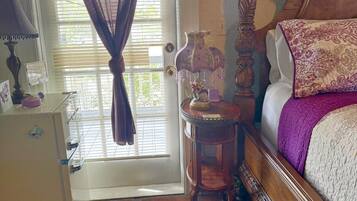 Une chambre à coucher avec un lit en bois, une table de chevet, une commode, une fenêtre avec des rideaux et un tapis.