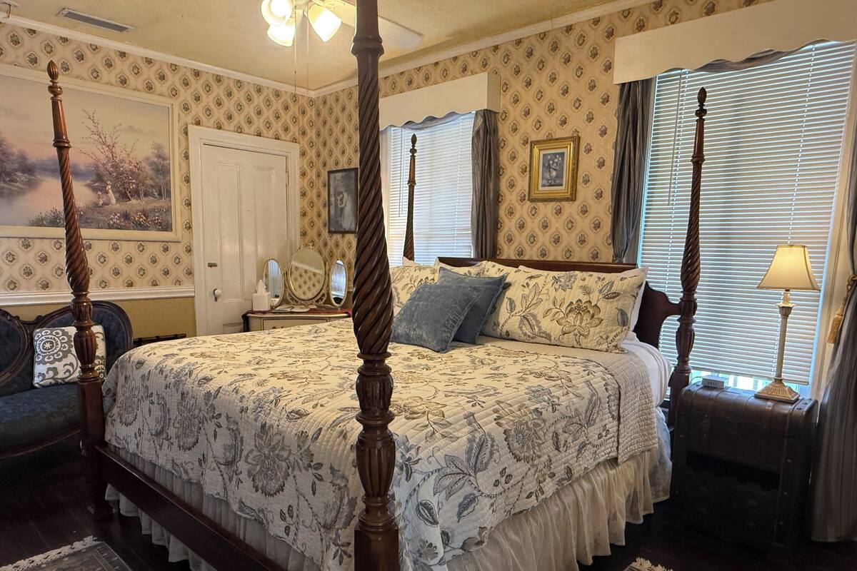 The Catherine Bedchamber. | Iron/ironing board, WiFi (free), alarm clocks, bed sheets