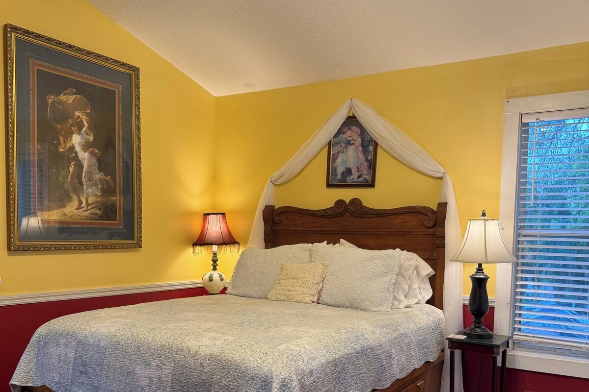 The Treehouse | Iron/ironing board, WiFi (free), alarm clocks, bed sheets