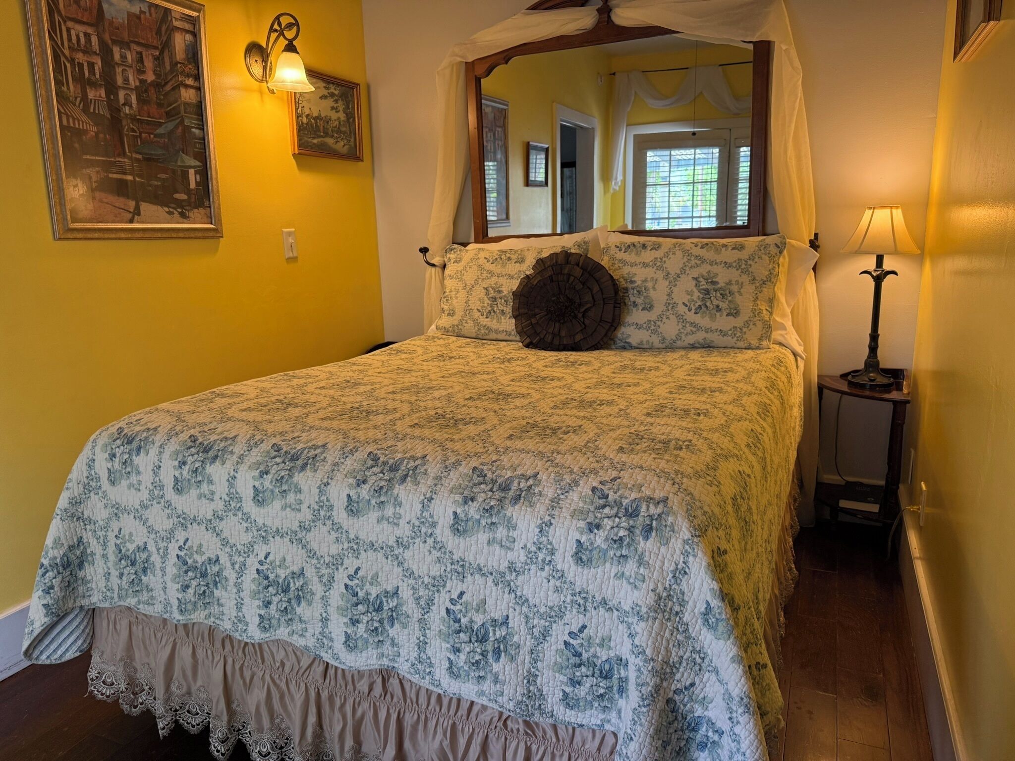 The York | Iron/ironing board, free WiFi, bed sheets, alarm clocks