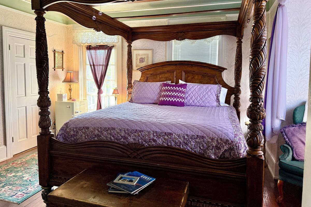 The Victoria | Iron/ironing board, WiFi (free), alarm clocks, bed sheets