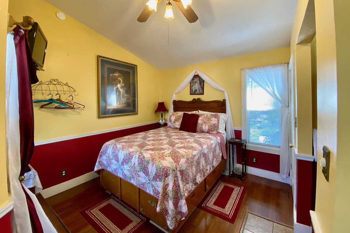 Habitación, 1 cama de matrimonio | Tabla de planchar con plancha, wifi gratis, despertador