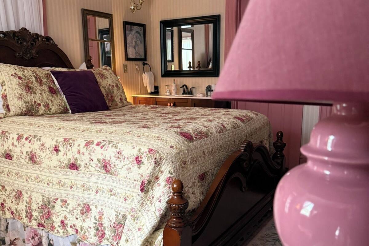 The Elizabeth Bedchamber. | Iron/ironing board, WiFi (free), alarm clocks, bed sheets