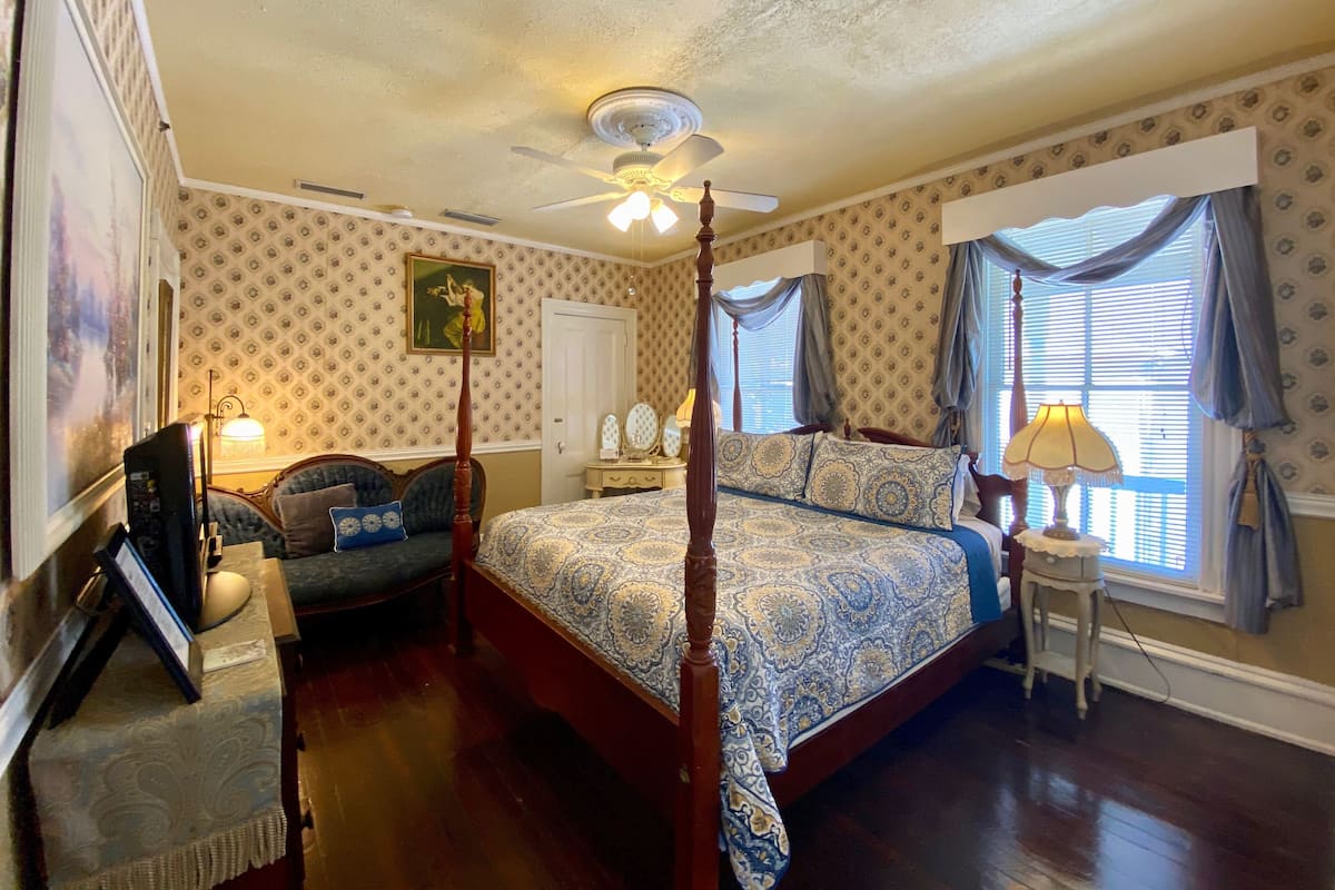 Habitación, 1 cama de matrimonio grande | Tabla de planchar con plancha, wifi gratis, despertador