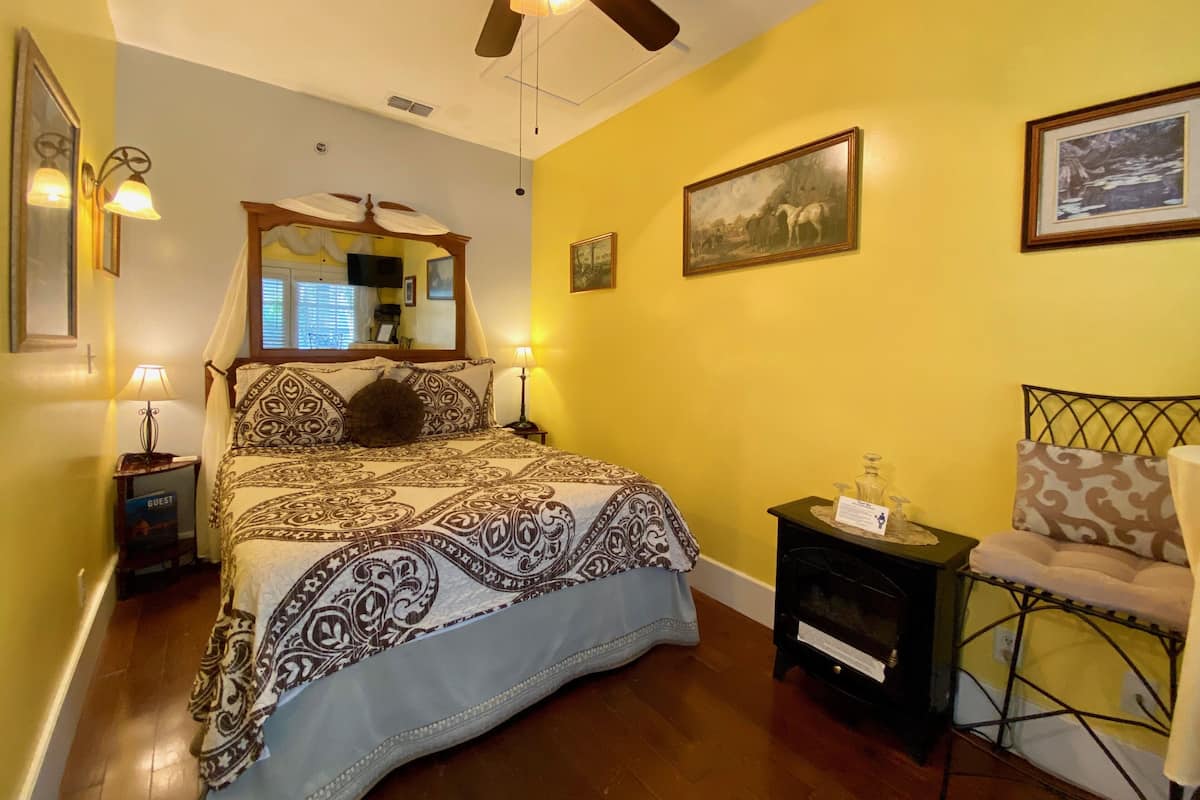 Habitación, 1 cama de matrimonio | Tabla de planchar con plancha, wifi gratis, despertador
