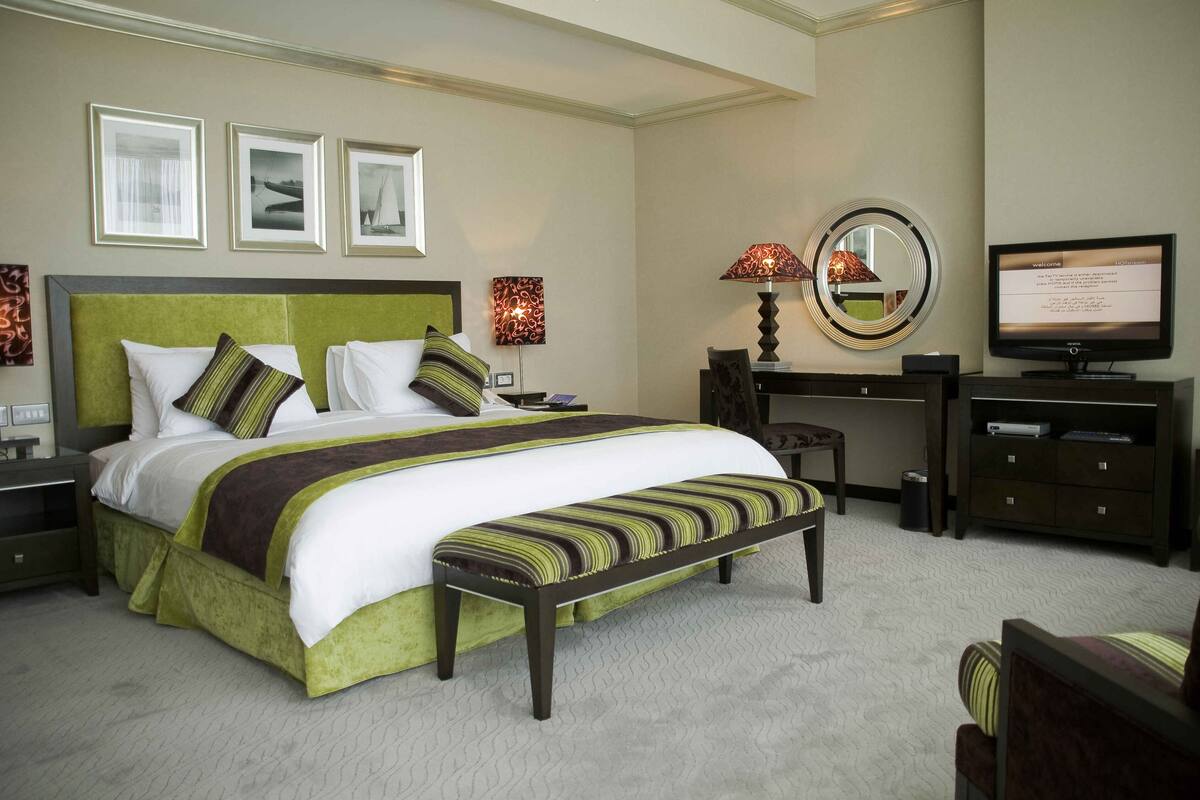 Zimmersafe, Schreibtisch, Verdunkelungsvorhänge, Bügeleisen/Bügelbrett