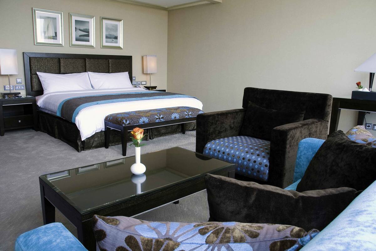 Zimmersafe, Schreibtisch, Verdunkelungsvorhänge, Bügeleisen/Bügelbrett